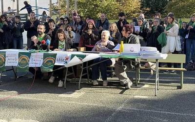 Hezkuntza publikoan ratioak jaisteko sinadura bilketa hasi da