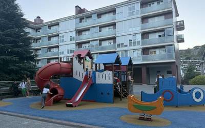 Iralabarri plazako eta Kurtzebarri eskolako haur parkeek material naturalez egindako zoruak izango dituzte