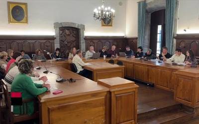 Debagoieneko alderdiak 2027ko udal hauteskundeetarako alkategaiak zehazten hasi dira