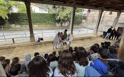 Hirugarren mailako 125 bat ikasle izan dira gaur San Joxepek antolatutako opari zozketan