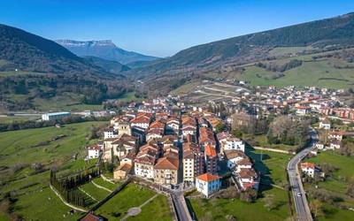 Ahalik eta tasa turistiko txikiena ezarri dute Artziniegan ere, aho batez