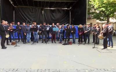 30 bat txistulari elkartu dira Eskoriatzan, Leintz Bailarako Txistulari Eguna ospatzeko
