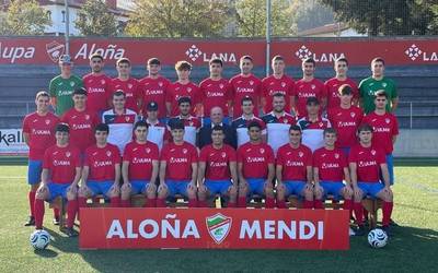 Denboraldiko taldeen argazki saioa egin du Aloña Mendiko futbol sailak