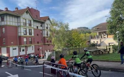 Kirola eta jai giroa Mallabiko duatloi txikian