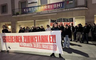 Debagoienako GKSk Espainiako "erregearen zuriketa" salatu du Aretxabaletan eta Oñatin