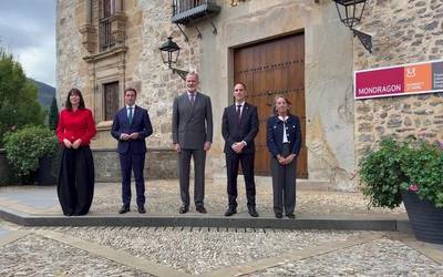 Felipe VI.ak Mondragon Taldea bisitatu du