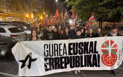 Euskal Errepublika aldarrikatu eta Felipe VI.aren bisita salatzeko manifestazioa egin du Debagoieneko Ernaik