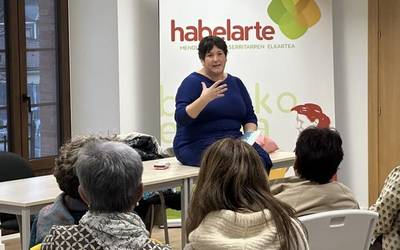 [ARGAZKIAK] Jende ugari bildu da Areson Onintza Enbeitaren liburuaren aurkezpenean
