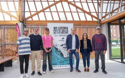 Punta Galeako olatu handien txapelketa bueltan da, 30 surflarigaz eta 30.000 euro saritan