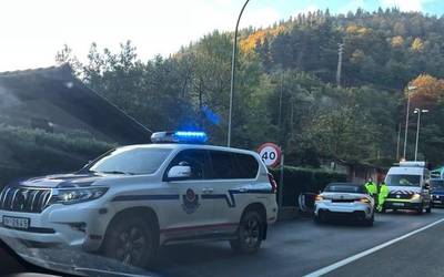 Auto batek istripua izan du Bergaratik Elorregira bidean