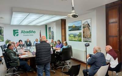 Abadiñoko EAJ Zeuseko garajeetako jabeekin landutako konpromiso dokumentuaren kontra agertu da