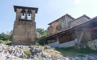 Laudioko Udala Santa María del Yermo santutegiaren inguruko zelaietan itxitura bat jartzen ari da