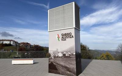Gabino Alustiza Aiako alkate ohiaren izena duen oroigarria jarri dute haren omenezko plazan