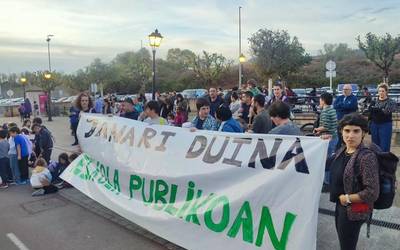 Eskola publikoan janari "duina" ematea aldarrikatu du Iurretako Maiztegi guraso elkarteak
