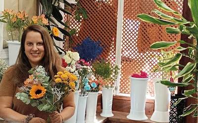 «Loreak oparitzea keinu sinbolikoa da, omentzeko eta eskertzeko modua»
